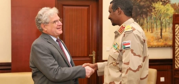 اجتماع نائب رئيس المجلس العسكري السوداني محمد حمدان دقلو"حميدتي" مع القائم بالأعمال الأمريكي لدى الخرطوم