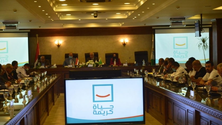 محافظ الجيزة خلال اجتماعه مع رؤساء الأحياء والمدن