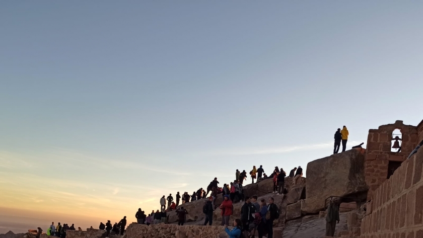 السياح فوق قمة جبل موسى - أرشيفية