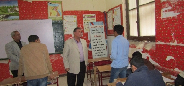 بالصور| وكيل الوزارة يكرم معلمة لغة عربية لتميز طلاب فصلها بالفيوم