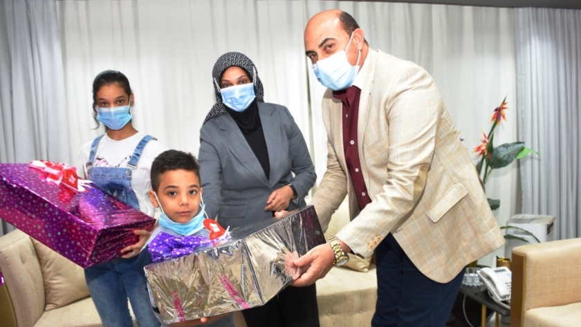 محافظ أسوان يستقبل أسرة المهندس علي أبو القاسم لتقديم الدعم والمساندة