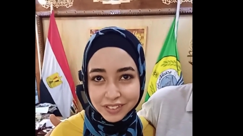 سارة علاء الحاصلة على المركز الأول بالمحافظة والثالث على مستوى الجمهورية في شعبة الأدبي
