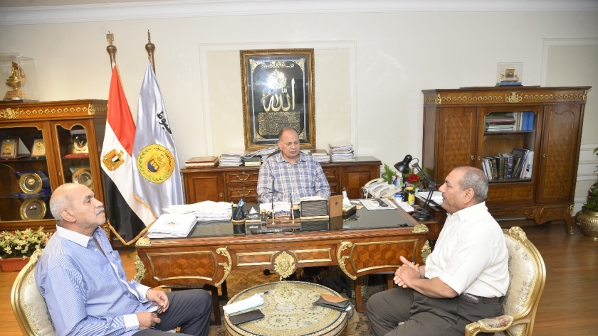 محافظ أسيوط اللواء عصام سعد مع مسؤولى الإصلاح الزراعي