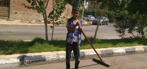 إسلام أثناء عمله بنظافة الشارع