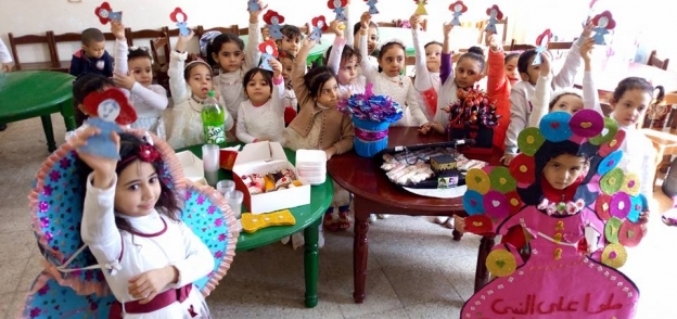 أطفال يحتفلون بالمولد النبوى فى كفر الشيخ