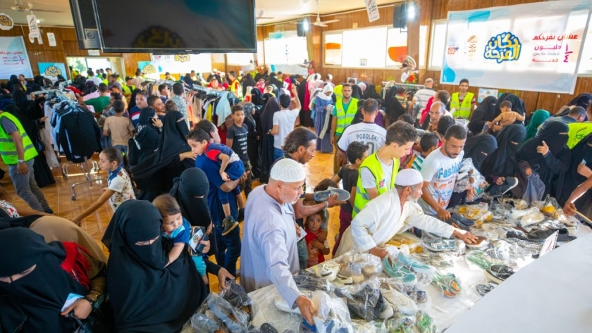 صندوق تحيا مصر يوزع ملابس العيد في الواحات البحرية