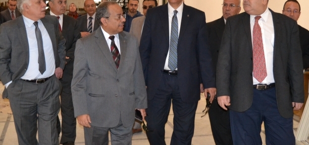 رئيس جامعة الإسكندرية يتفقد وحدة زرع النخاع