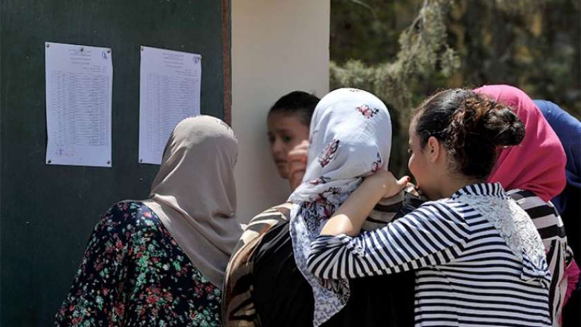 طلاب جزائريون يبحثون عن نتيحة الامتحانات (أرشيفية)