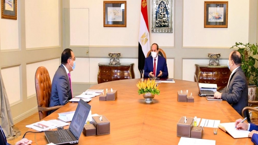 الرئيس خلال اجتماعه اليوم مع رئيس الوزراء ووزير المالية