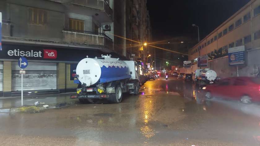سيارات الصرف الصحي لنزوح المياه من شوارع الإسكندرية