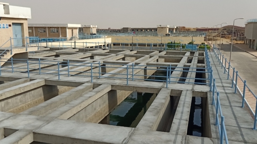  رئيس جهاز القاهرة الجديدة يتأكد من كفاءة معمل محطة تنقية المياه