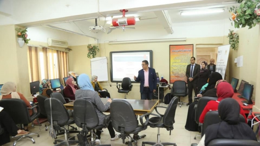 محافظ كفر الشيخ يتابع فعاليات ورشة عمل " مهارات التسويق الإلكتروني "  