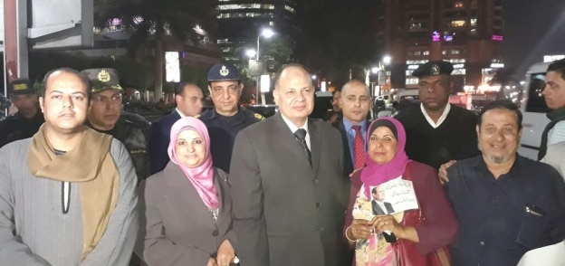 اللواء عصام سعد مع عدد من المواطنين