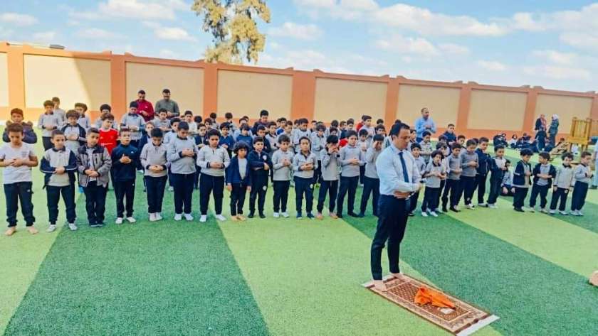 مدير المدرسة يؤم الطلاب في الصلاة
