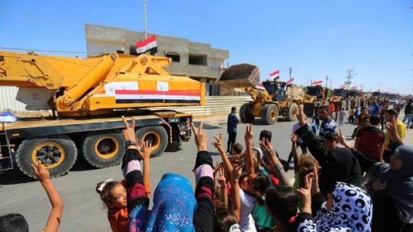 أهالي غزة يستقبلون المعدات المصرية