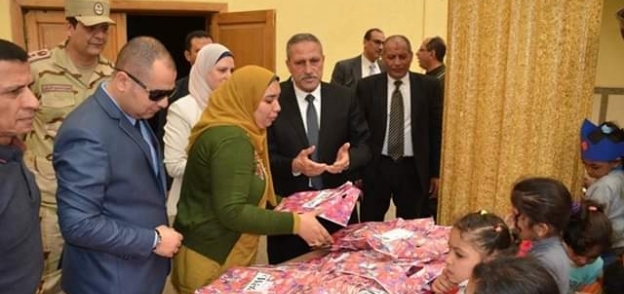 محافظ الإسماعيلية يشهد احتفالية مكتبة مصر العامة بيوم العطاء وتكريم الأطفال الأيتام .