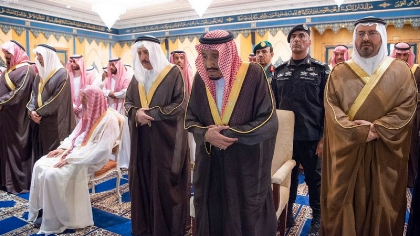 خادم الحرمين الشريفين يؤدي صلاة الميت على الأمير بندر بن عبدالعزيز