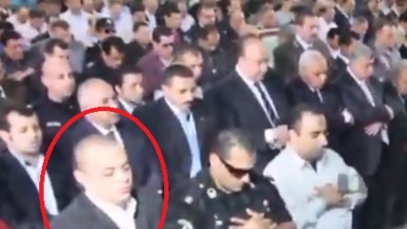 الخائن محمد عويس أثناء صلاة الجنازة على الشهيد مبروك
