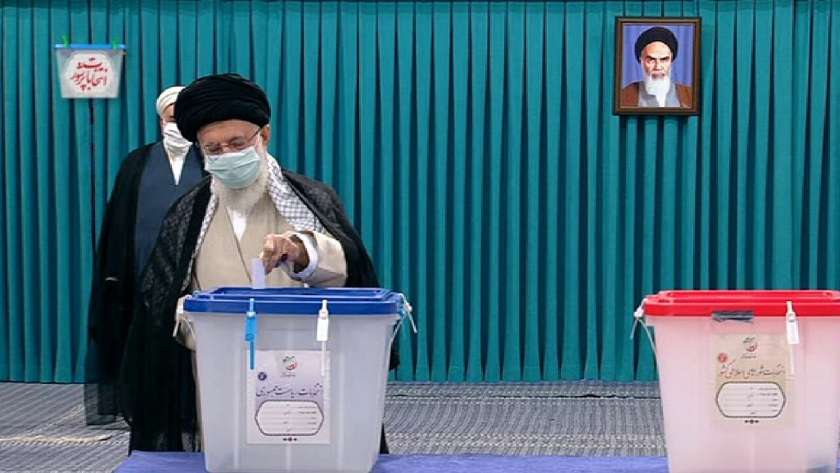المرشد الإيراني علي خامنئي يدلي بصوته في الانتخابات الرئاسية
