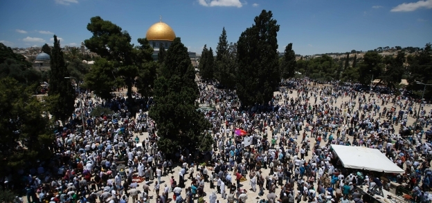 بالصور| آلاف الفلسطينيين يتوجهون إلى المسجد الأقصى رغم القيود
