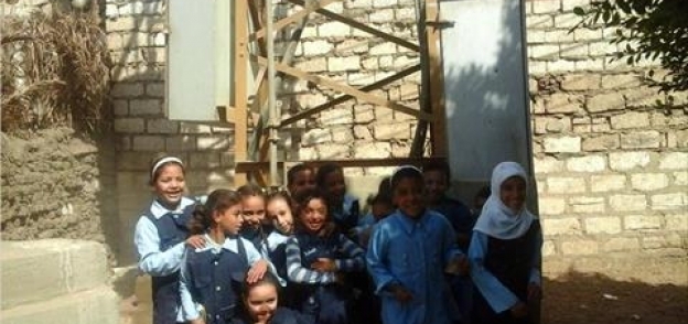 تلاميذ المنيا بجوار «أبراج الكهرباء القاتلة»