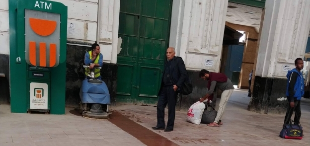 تنظيف محطة مصر فى الإسكندرية تحسباً لزيارة وزير النقل