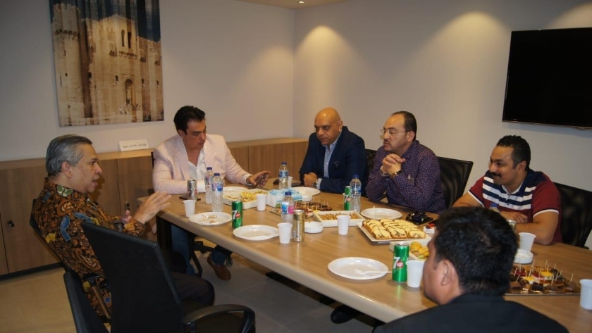 رئيس غرفة شركات السياحة بالاسكندرية خلال اجتماعه مع السفير الاندنويسى بمصر