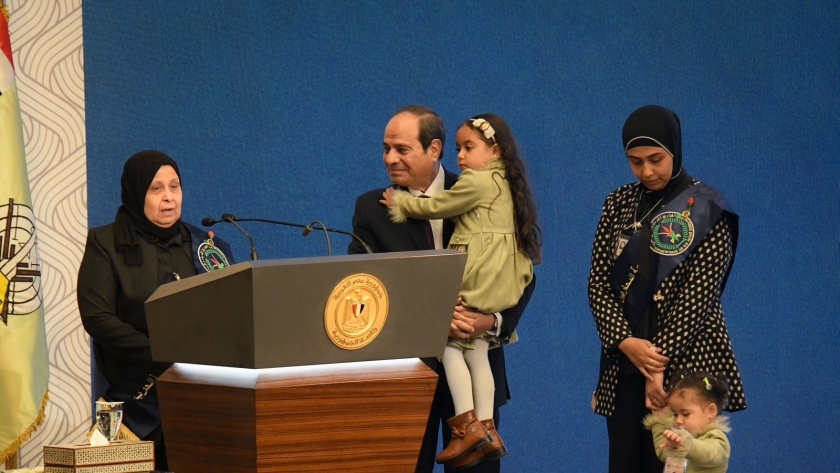 الرئيس السيسي مع أسرة أحد الشهداء
