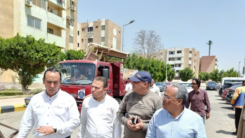المهندس على سعد يقود حملات مكبرة للقضاء على العشوائيات بمدينة الشروق