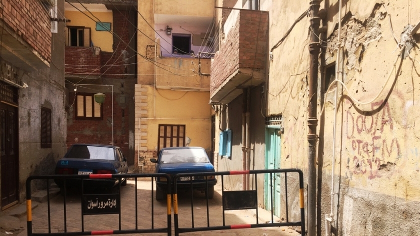 صور.. حجر عمارتين سكنيتين في أسوان بعد ظهور حالات مصابة بكورونا