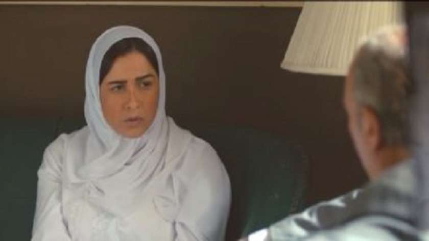 ياسمين عبدالعزيز في مشهد من مسلسل اللي مالوش كبير