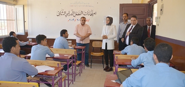 69 % من طلاب الاول الثانوي بالوادي الجديد يؤدون امتحان اللغة العربية بـ"التابلت"