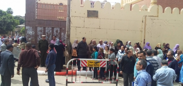 بالصور| حشود من الناخبين أمام لجان الانتخابات بسوهاج