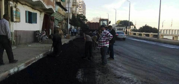 تنفيذ أعمال رصف وتمهيد الطرق بـ 3 مدن بسوهاج