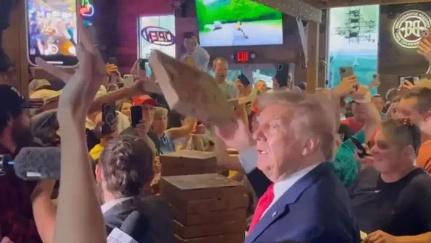 ترامب يوزع البيتزا