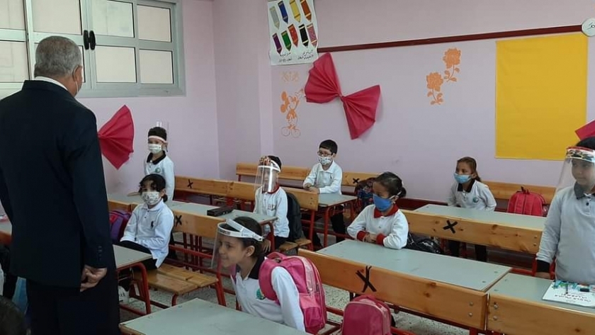 طلاب يطبقون الإجراءات الاحترازية داخل إحدى مدارس دمياط