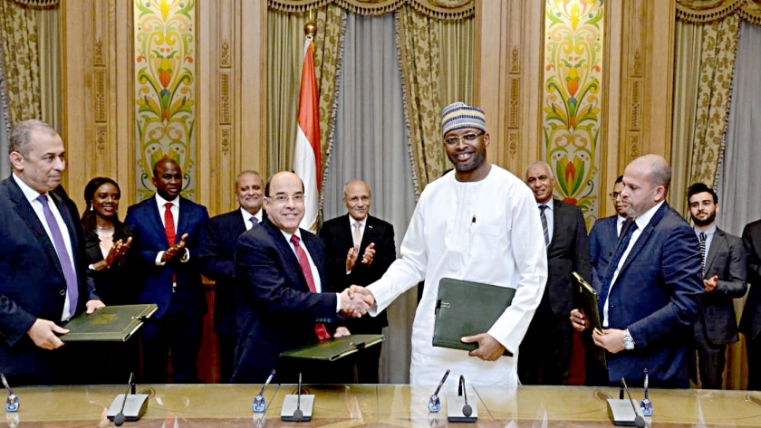 "العصار" خلال توقيع اتفاق التعاقد لإنشاء شركة بالتعاون مع نيجيريا