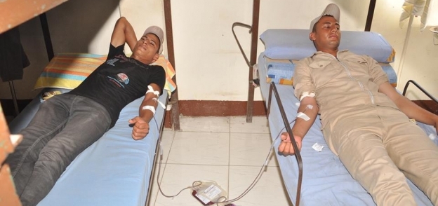 جنود تتبرع بالدم