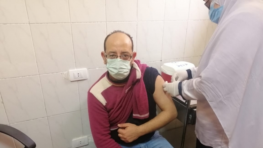 جانب من تطعيم أحد المواطنين بلقاحات كورونا