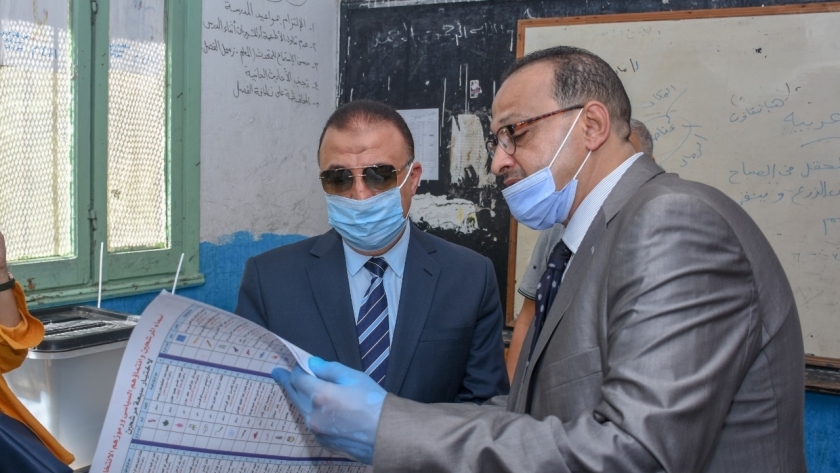 محافظ الإسكندرية يدلي بصوته الانتخابي