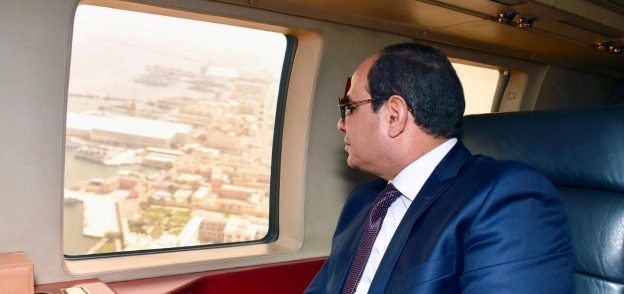 الرئيس خلال تفقده مشروعات  تنمية وتطوير ميناء الاسكندرية