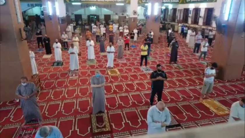 مصلون في إحدى المساجد يبتهلون إلى الله بالدعاء