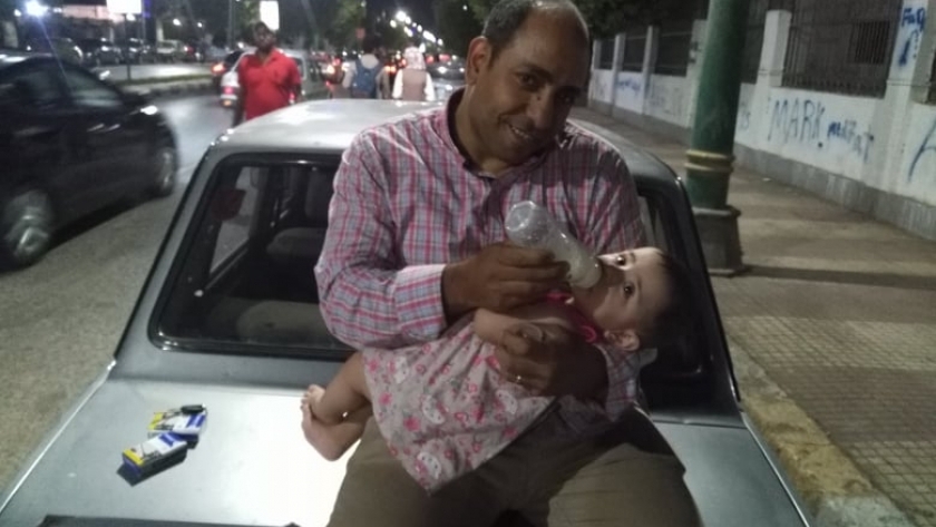 أب يرضع ابنته بالشارع