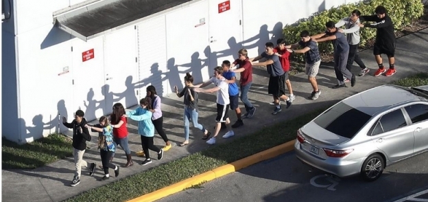 طلاب مدرسة فلوريدا أثناء خروجهم من المدرسة تحت التهديد
