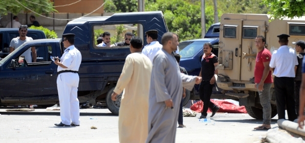قوات الأمن أثناء فحص موقع حادث «أبوصير» الإرهابى