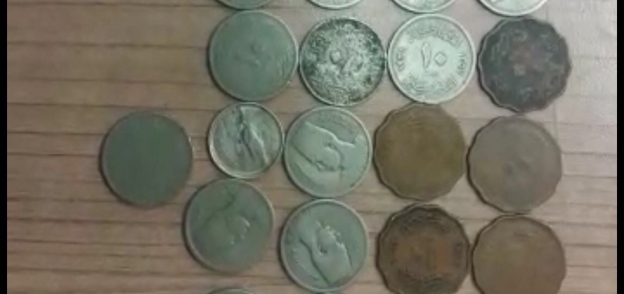 بعض العملات المعدنية المضبوطة
