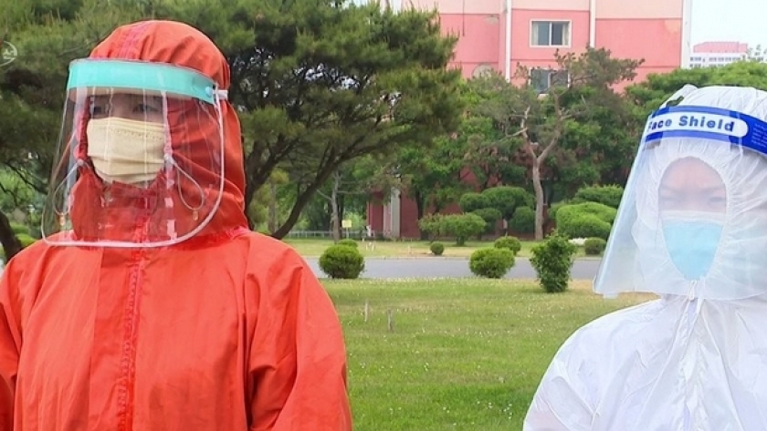 عاملون في مجال الصحة بكوريا الشمالية