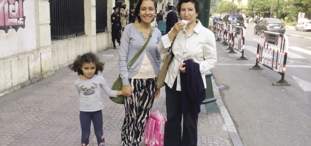 «شهيرة» وابنتها وحفيدتها بعد خروجهن من اللجنة
