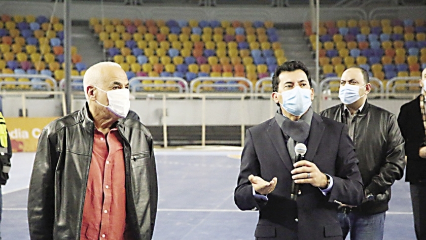 «صبحي» يتفقد إحدى صالات البطولة داخل استاد القاهرة