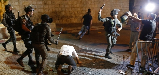 قوات الاحتلال الإسرائيلى أثناء الاعتداء على المصلين أمام «المسجد الأقصى»